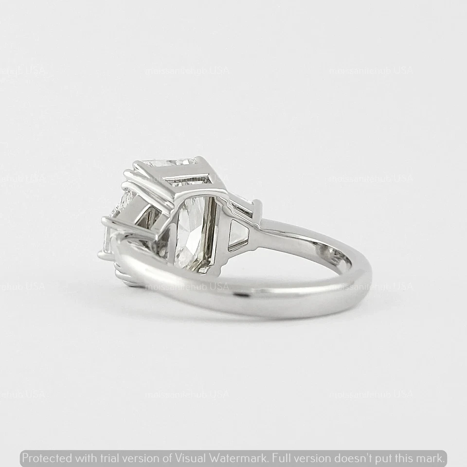 Anillo de compromiso de tres piedras de moissanita de corte radiante de 4 quilates para mujer de oro blanco de 14 quilates Foto 3 de 4