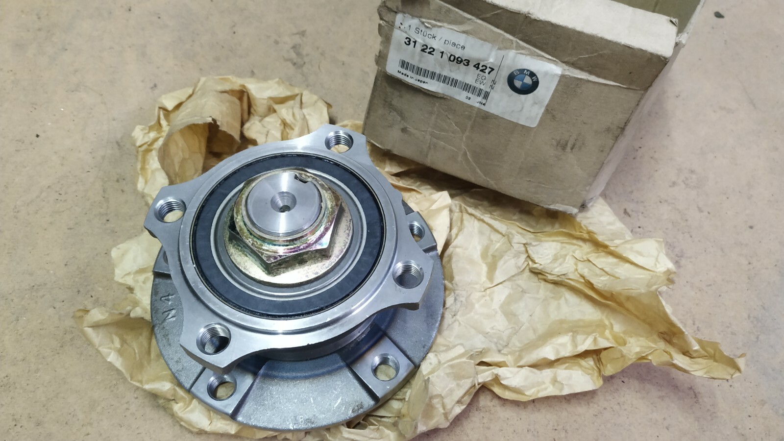 BMW E39 wheel hub with bearing front genuine 31221093427 NEW KOYO