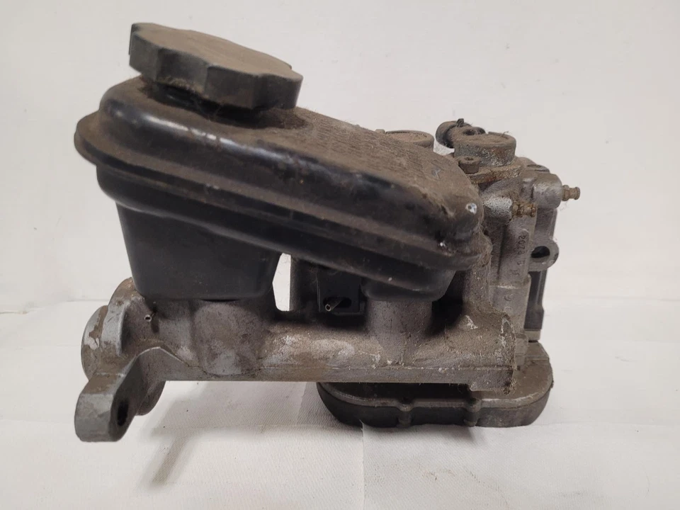 Conjunto de bomba y motor ABS usado se adapta a: Chevrolet Corsica 1992 montaje grado A Foto 4 de 4