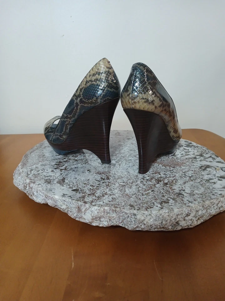 Tacones de cuña Carlos By Carlos Santana piel de serpiente punta abierta cuero Foto 3 de 4