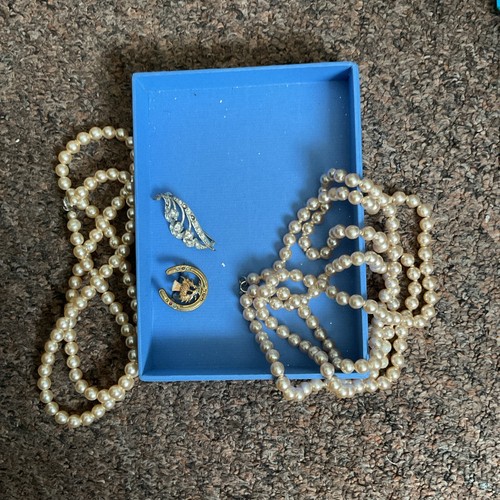 Some Pearl Necklaces & Brooches Ideal For Crafting And Spares  - Picture 2 of 2