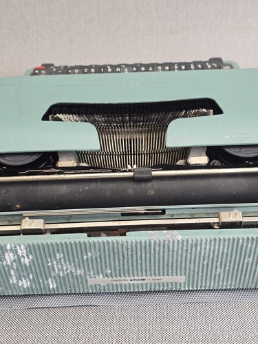 Vintage Olivetti Lettera 32 Portable Typewriter with Case - Picture 17 of 24