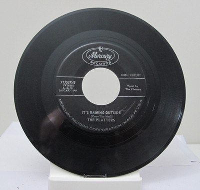 45 RECORD - THE PLATTERS - IT'S RAINING OUTSIDE