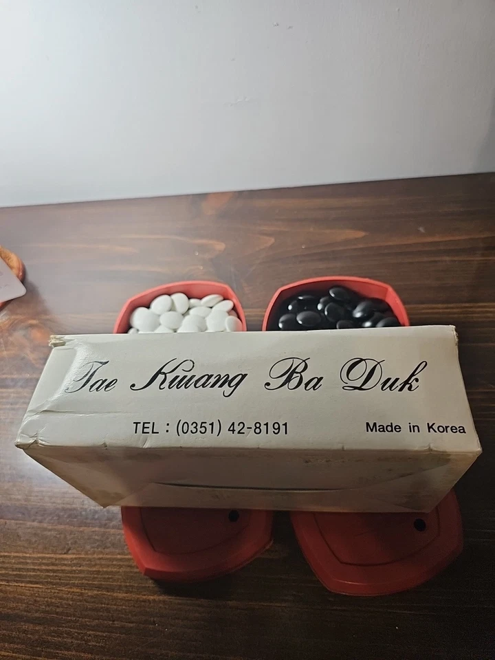 Set of Go Stones Black and White Vintage in box Plastic Tubs Korea Japan Game - Image 3 of 4