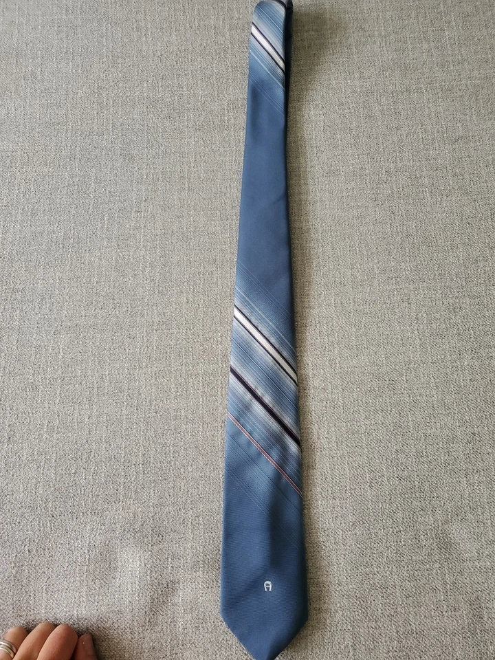 Corbata Etienne Aigner para hombre, seda, acero azul con rayas estrechas blanco coral 56" Foto 4 de 4