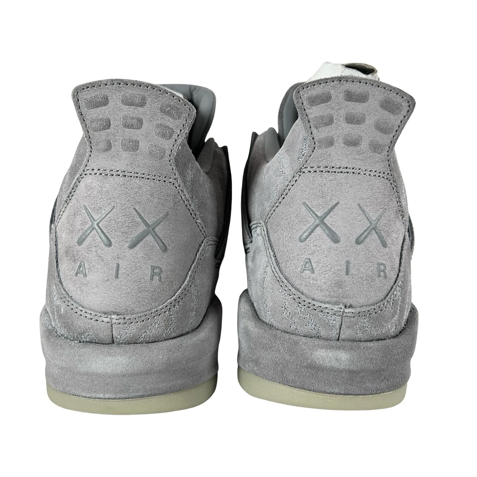 KAWS x Air Jordan 4 Retro Cool Grey (MUESTRA) - Talla 13 - 930155 003 00 Foto 3 de 4