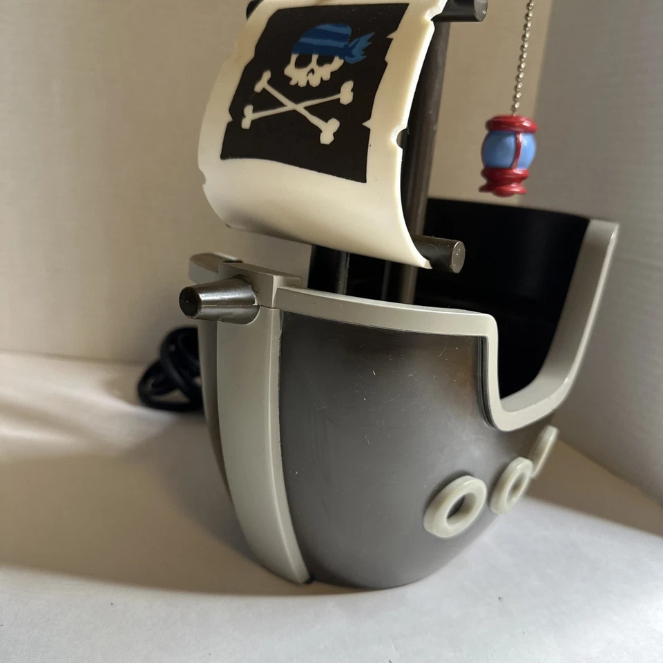 Mesa Barco Pirata Aventura Circo. Sin pantalla de lámpara. Foto 2 de 4