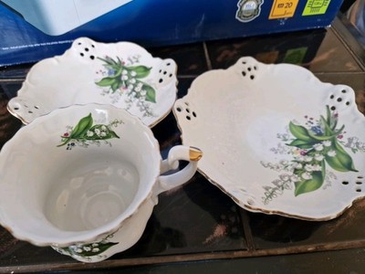 weiße Royal Albert ''Flower of the Month'' Teetassenset aus Knochenporzellan