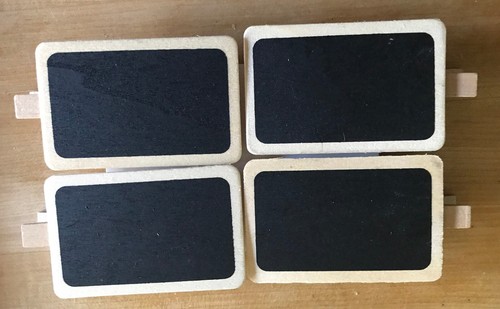 SCHÖNES SET MIT 4 TAFELTYP NAMENSKARTEN -- NEU MIT ETIKETT