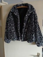 Women's Faux Fur, Soft Jcket With Pockets And Hook And Eye Closure XL. Brand New