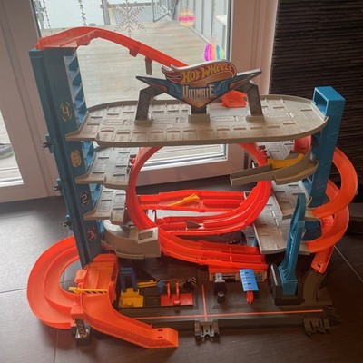 Mattel Hot Wheels City Ultimate Garage mit Shark Attack Inklusive Fahrzeuge