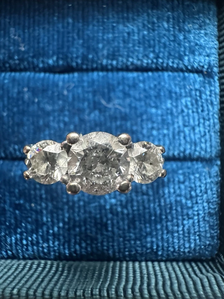 Anillo de joyería de diamantes de 1,5 quilates con banda de oro blanco de 14 k talla 5,5 Foto 2 de 4