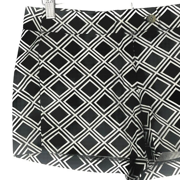 J.CREW BLACK & WHITE GEOMETRIC WOMEN'S DRESS SHORTS - Image 3 of 4