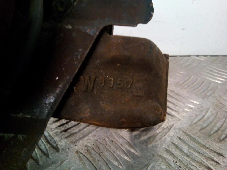 Buje delantero pasajero Audi A4 94-01 Mk1 1.6 gasolina N/S 8D0407257AL 201008 Foto 3 de 4