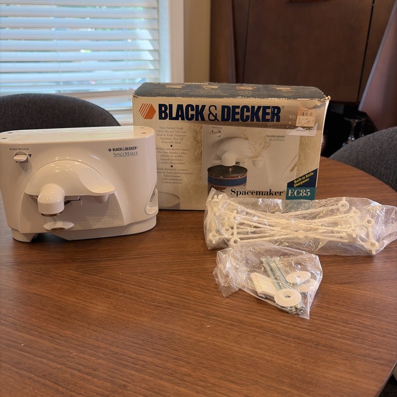 Black & Decker Spacemaker EC85 Under Cabinet Mount Can Opener W/Knife Sharpener 
