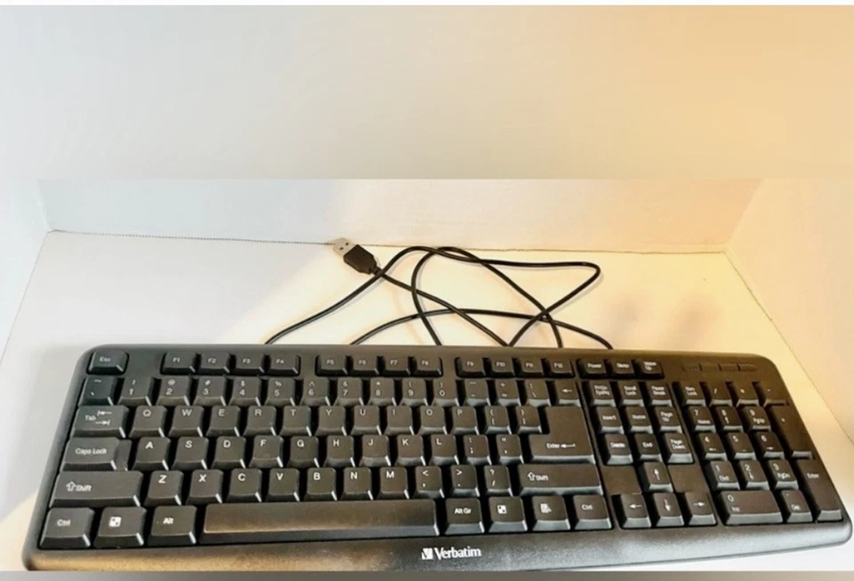 (BRAND NEW) VERBATIM SLIMLINE CORDED USB KEYBOARD & MOUSE (MODEL 70249) (IN BOX) - Image 2 of 4