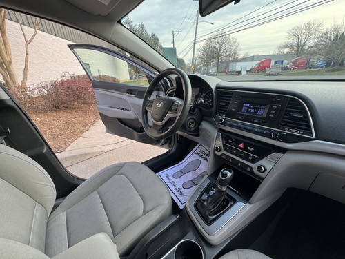 2017 Hyundai Elantra - Picture 21 of 34