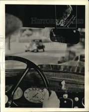 1934 Press Photo Detroit driver Mr. Krants reminded of wife pictured