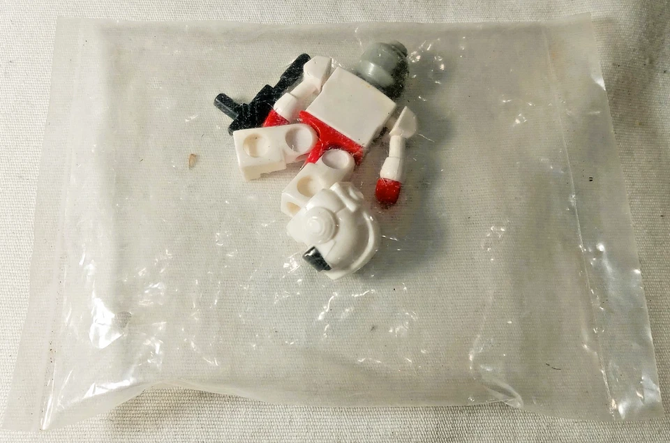 NEW! Sealed! Complete,Transformers Kreon Kre-O Figure G1 Ratchet Minifigure - Image 2 of 3
