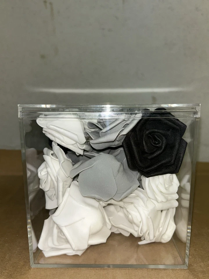 Фетровый черный, белый и серый стол центральный элемент бутоны розы в прозрачной пластиковой коробке 6x6x6 - Изображение 2 из 4