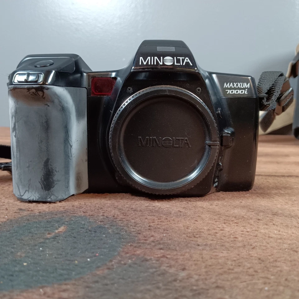 Minolta Maxxum 7000i SLR Film Camera with 35-80mm and 80-200mm Zoom Lenses/Bag - Image 2 of 4