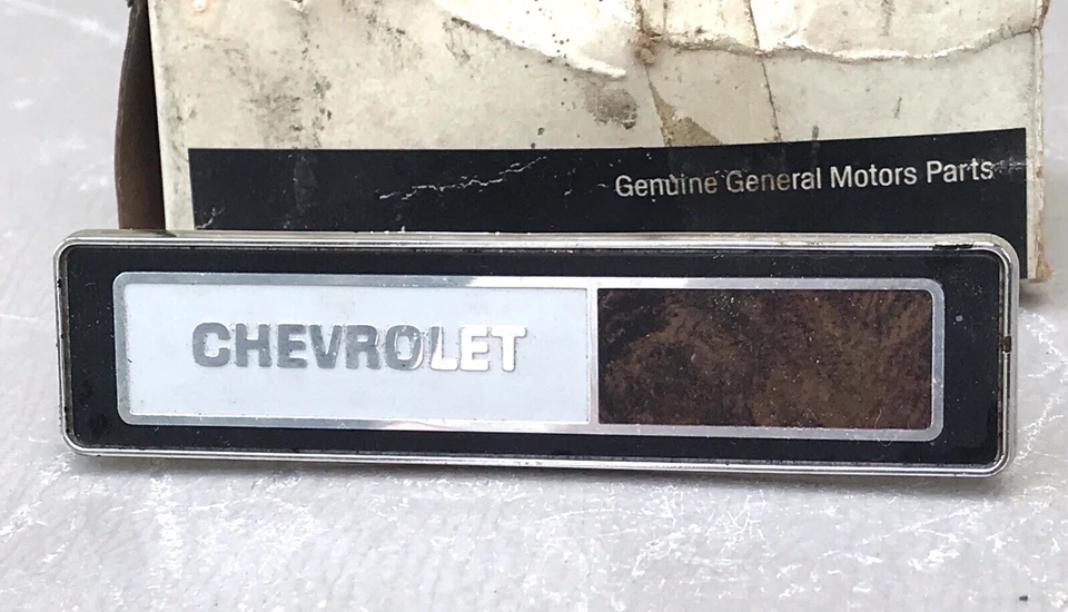 Chevrolet 1973 Chevelle SS NOS tablero de grano de madera emblema Malibu 454 350 73 nuevo Foto 2 de 4