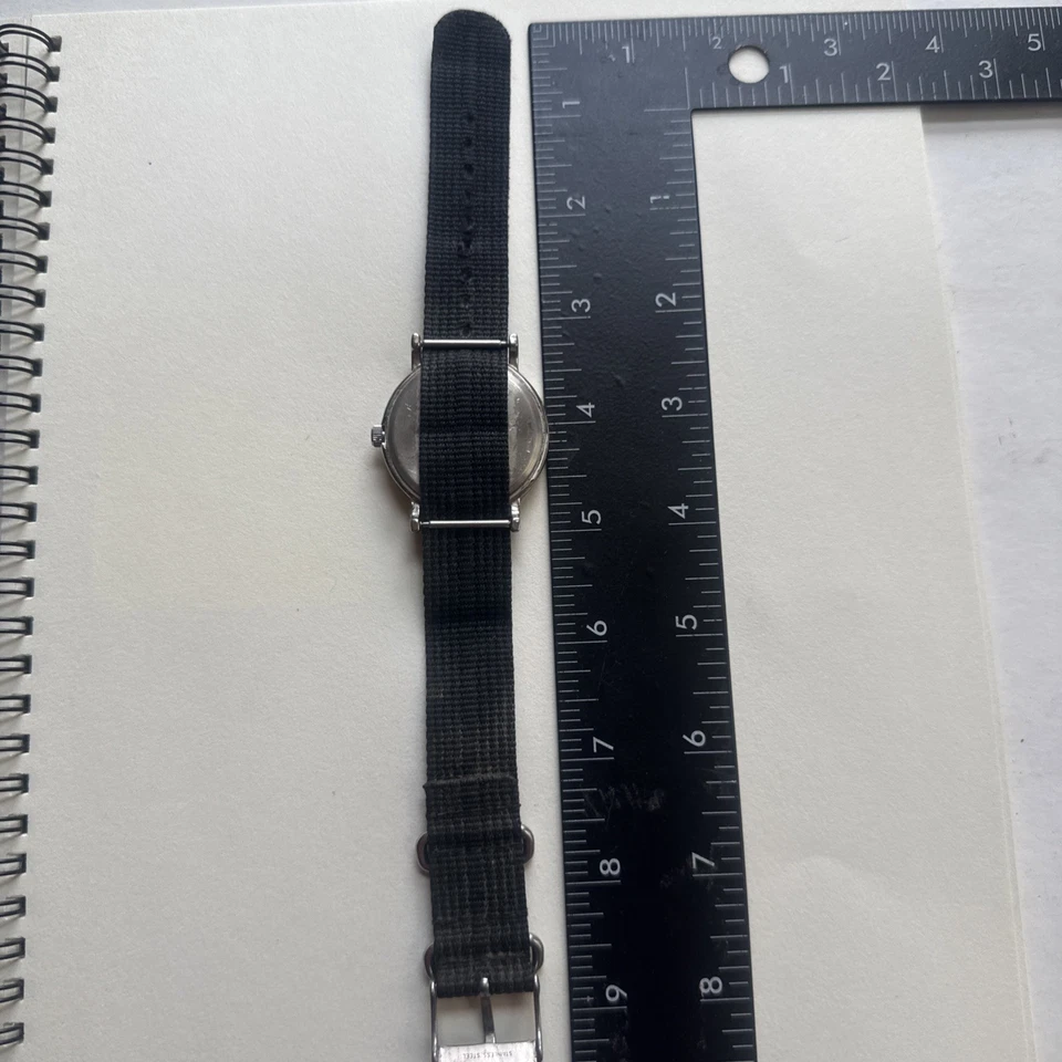 Reloj Timex Expedition Scout 30 mm correa de tela verde/titanio Foto 4 de 4