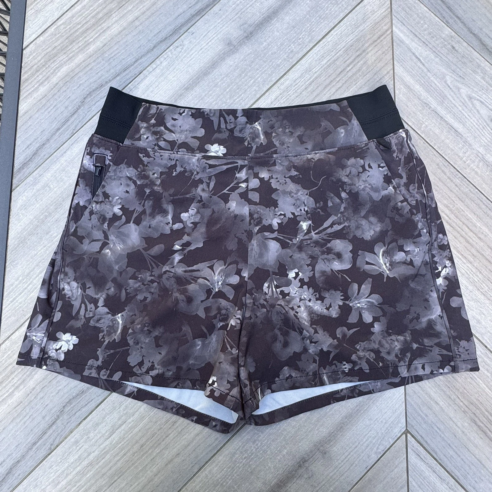 Athleta Women's Black Gray Floral Zipper Pocket Brooklyn Printed Shorts Size 10
Opens in a new windo