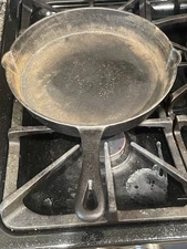 Vintage Unmarked 10" Cast Iron Skillet Fry Pan W/Heat Ring Sits Flat