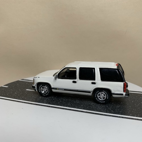 Johnny Lightning Classic Gold 1997 Chevy Tahoe 4-Door SUV GMT400 White 1:64 NM - Picture 6 of 14