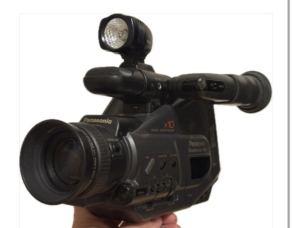 1992 Panasonic OmniMovie PV-332 VHS-C Camcorder with Light Vintage Video Camera - Image 4 of 4