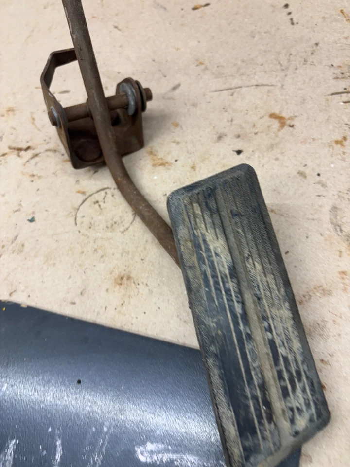 Dodge D150 D100 D250 D350 W250 W350 1981 86 1987 82 montaje del pedal del acelerador de gasolina Foto 3 de 4