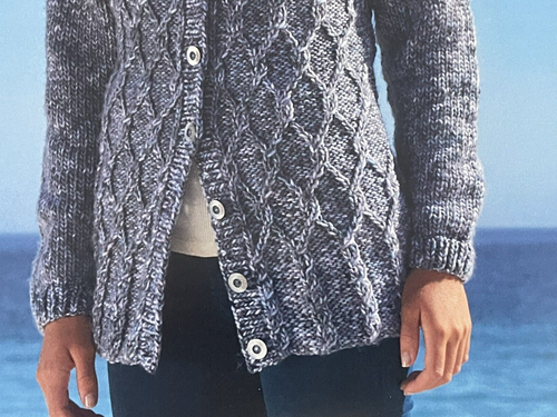 Damas Gruesa Chaqueta Cuello Cable PATRÓN TEJIDO Manga Larga Sirdar 8056 - Imagen 5 de 7