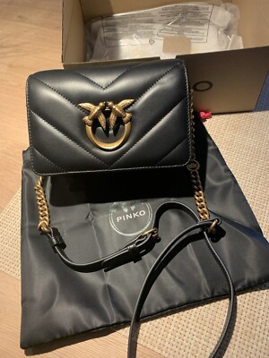 Umhängetasche von PINKO schwarz mit Metallschließe in Antikgold
