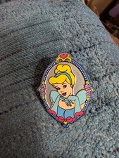 DISNEY *CINDERELLA PIN* (EARLY 2000'S) VERY PRETTY 