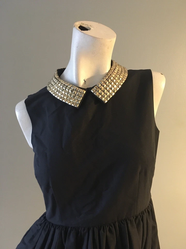 Sexy Vestido Kate Spade Corto Negro Sin Mangas Bolsillos Cuello Metales Dorados Talla Pequeña Foto 2 de 4