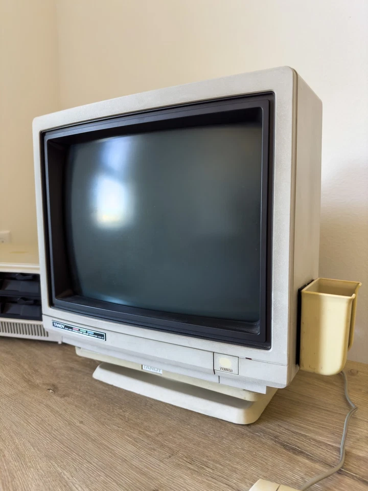 Computadora personal Tandy 1000 vintage (1985) con monitor, joystick, disquete de 5,25" Foto 3 de 4