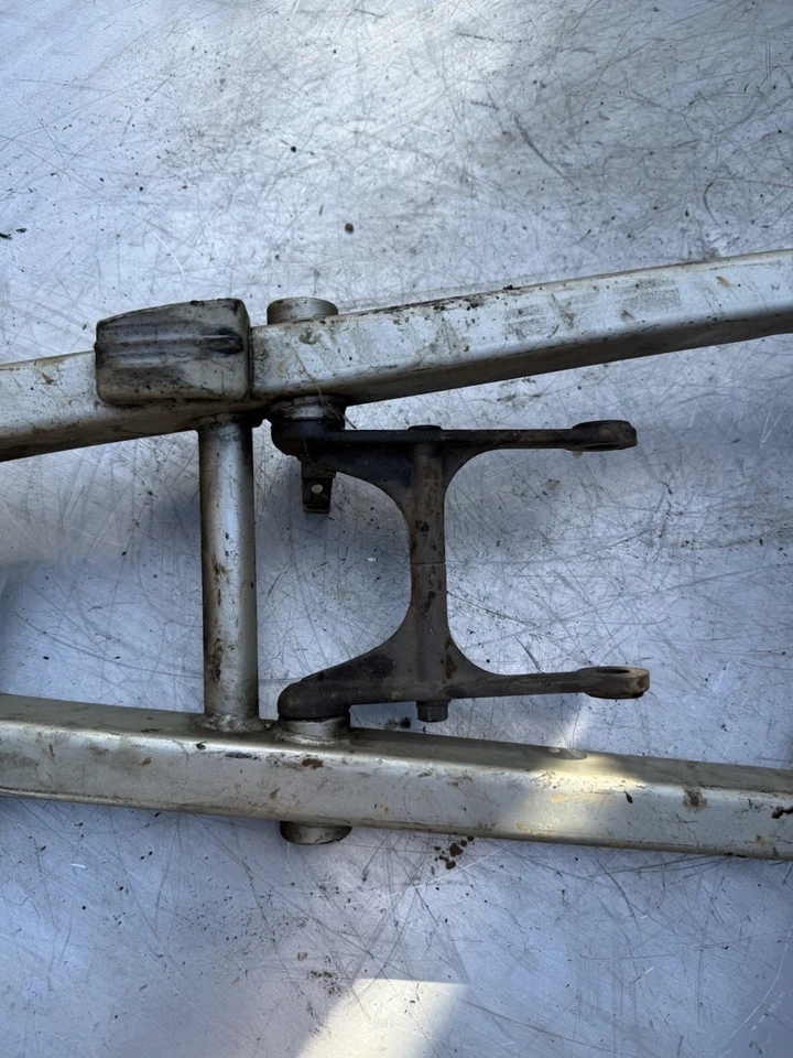 Brazo basculante de acero Yamaha SRX250 SRX 250 basculante marco de acoplamiento nudillo OEM genuino Foto 3 de 4