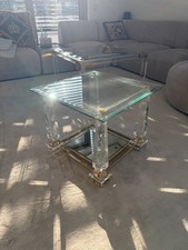 Exklusiver Acryl Couchtisch mit  Gold Verzierung.4 Pyramiden Säulen