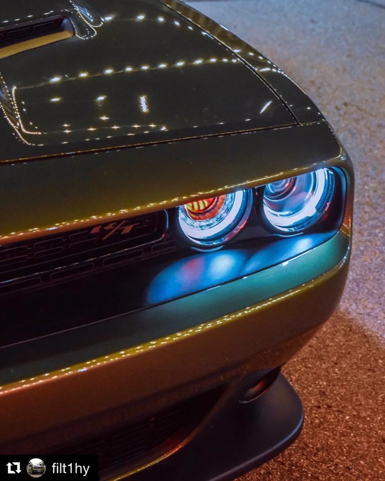 Tubo de admisión LED RGBW Dodge Challenger (2015+ Hellcat, SRT, R/T, Scat Pack, SXT) Foto 2 de 4