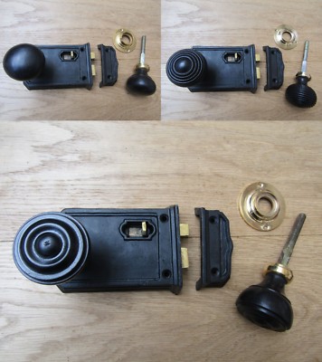 GROSSER SCHWARZER WACHS GUSSEISEN FELGENRIEGEL + Holzrand Türgriffe Vintage Retro