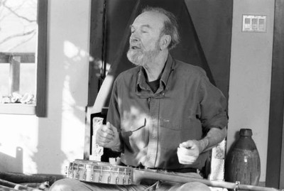 Folk singer environmental activist Pete Seeger poses for a portrai- Old Photo 4
