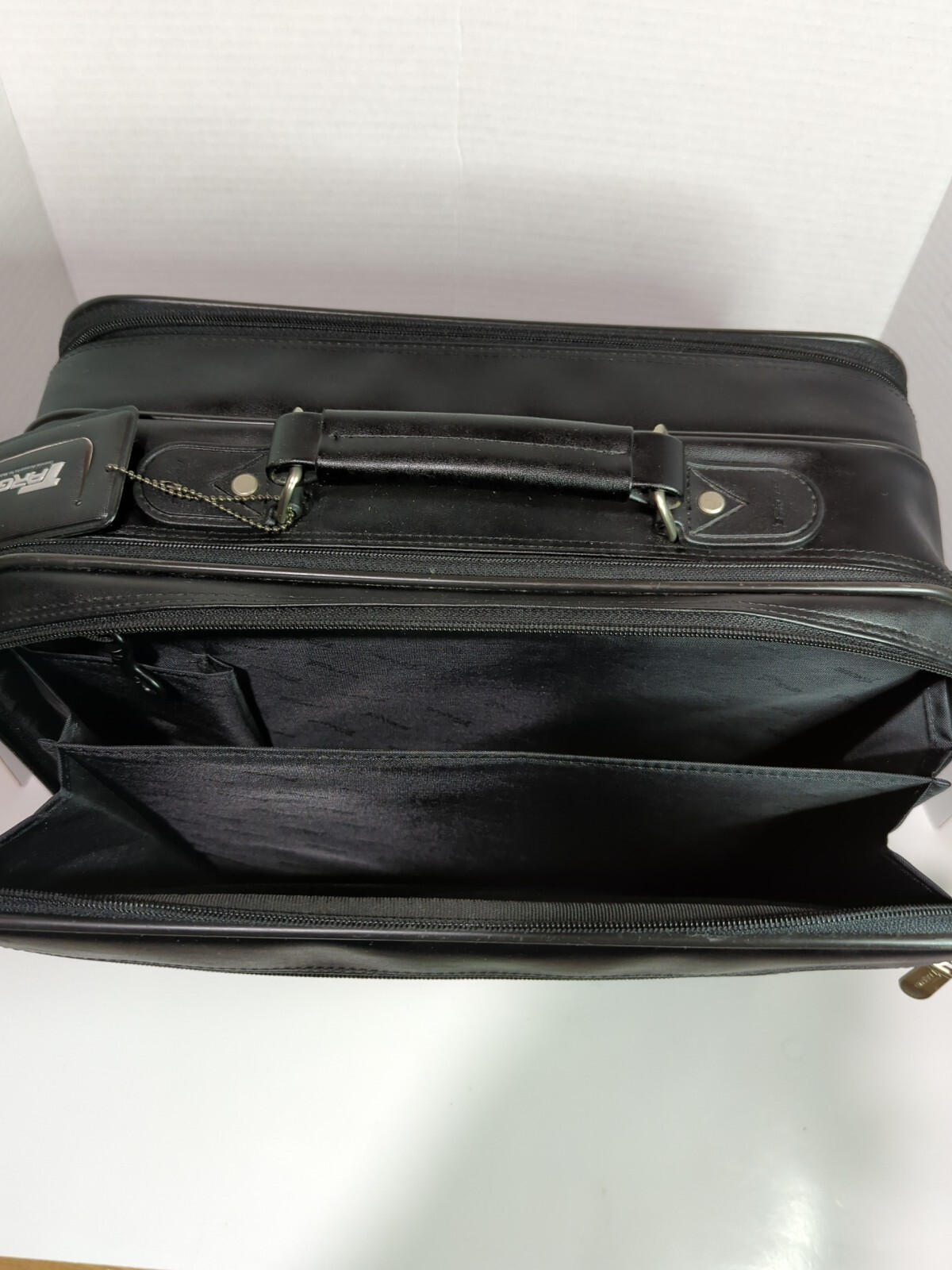 Large Leather Targus Over The Shoulder Laptop Bag lots of pockets and