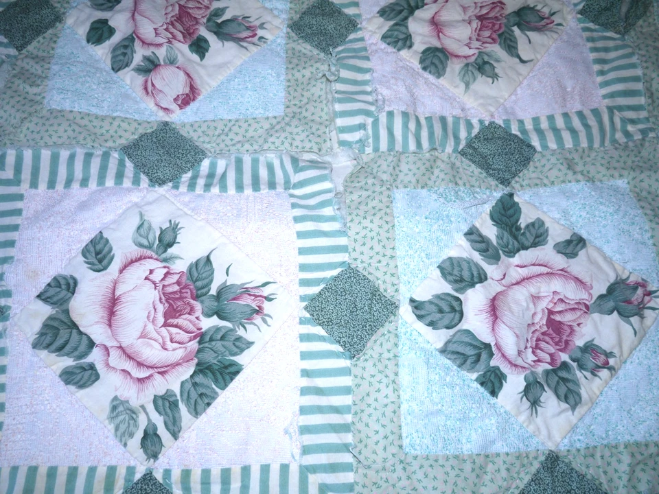 Manta acolchada vintage hecha a mano blanca, rosa y verde con encaje 78x78" NECESITA REPARACIÓN Foto 3 de 4