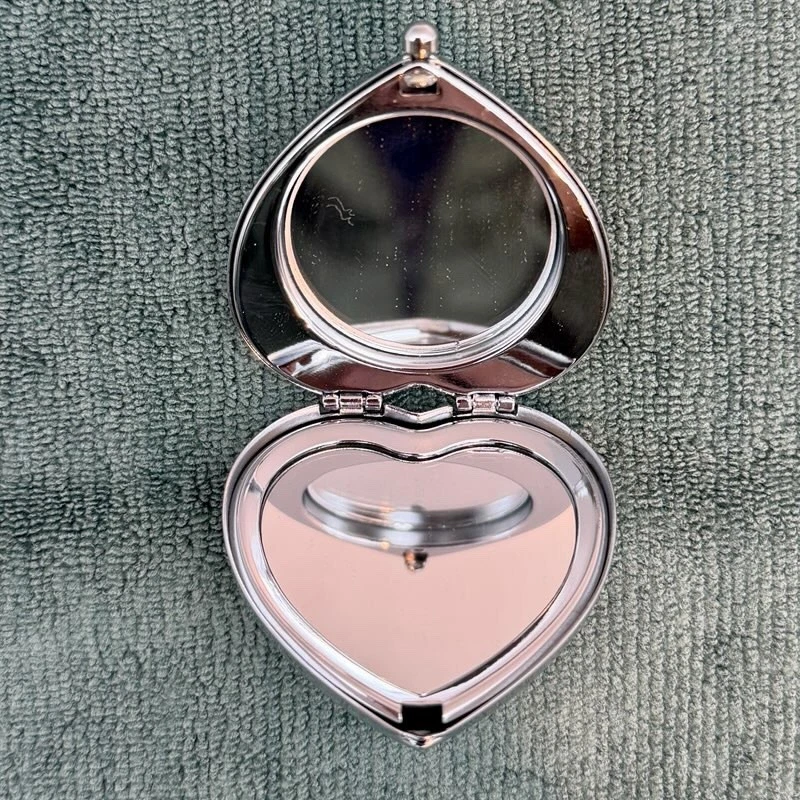 Espejo compacto Birks Heart - Desfile de moda de Toronto 50 aniversario 2003 Foto 3 de 4