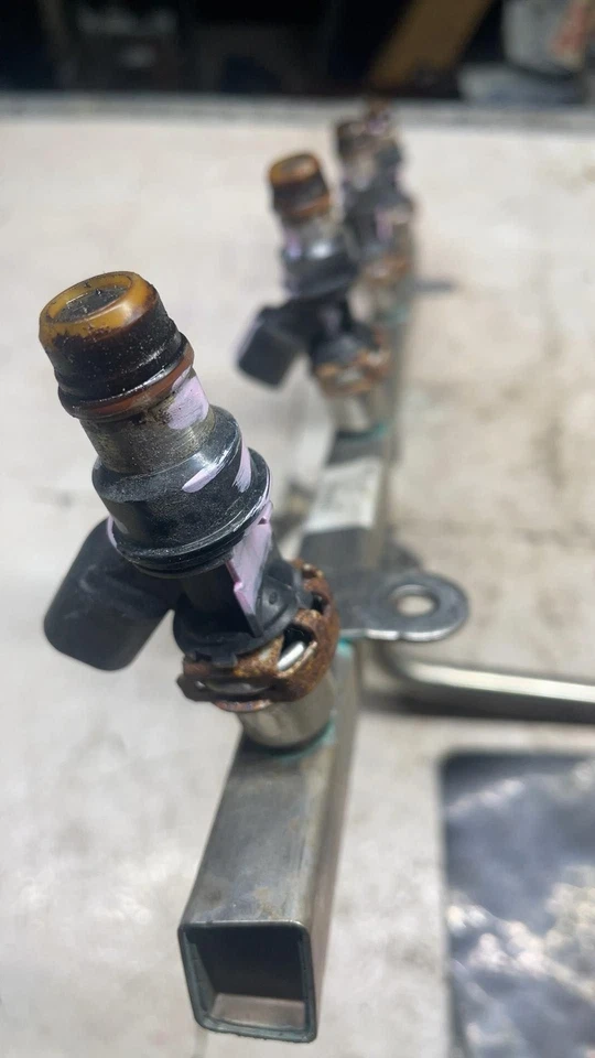 Piezas de inyección de combustible diversas GMC SIERRA 1500 07 08 09 Foto 2 de 4