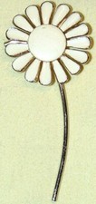 VINTAGE IVORY COLOR ENAMEL PRETTY FLOWER DAISY PIN BROOCH