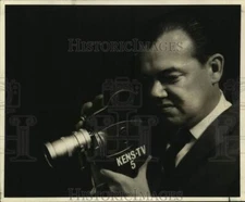 1965 Press Photo Bob Collins with Kens-TV 5 Camera - sas19656