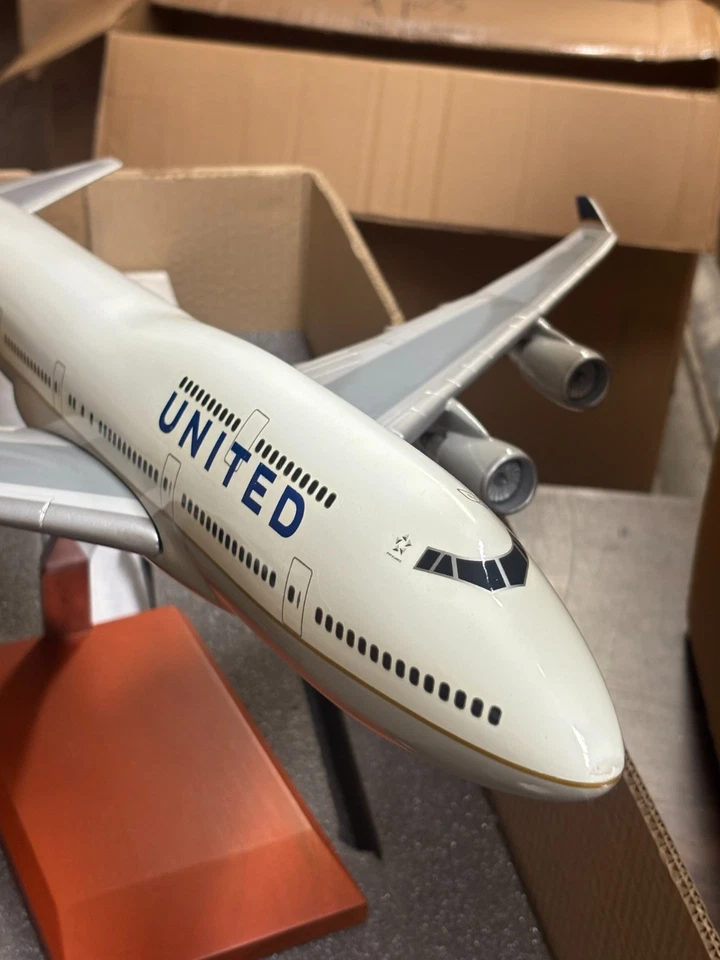DARON EXECUTIVE SERIES United Boeing 747 escala 1/100 - Imagem 4 de 4