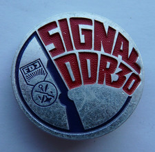 East German DDR Badge. Free German Youth Signal DDR 30 (963)